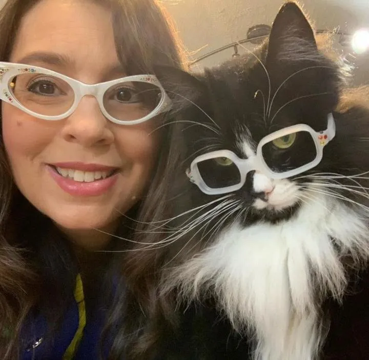 Чтобы дети не стеснялись очков, одна из оптик наняла кошку-модель