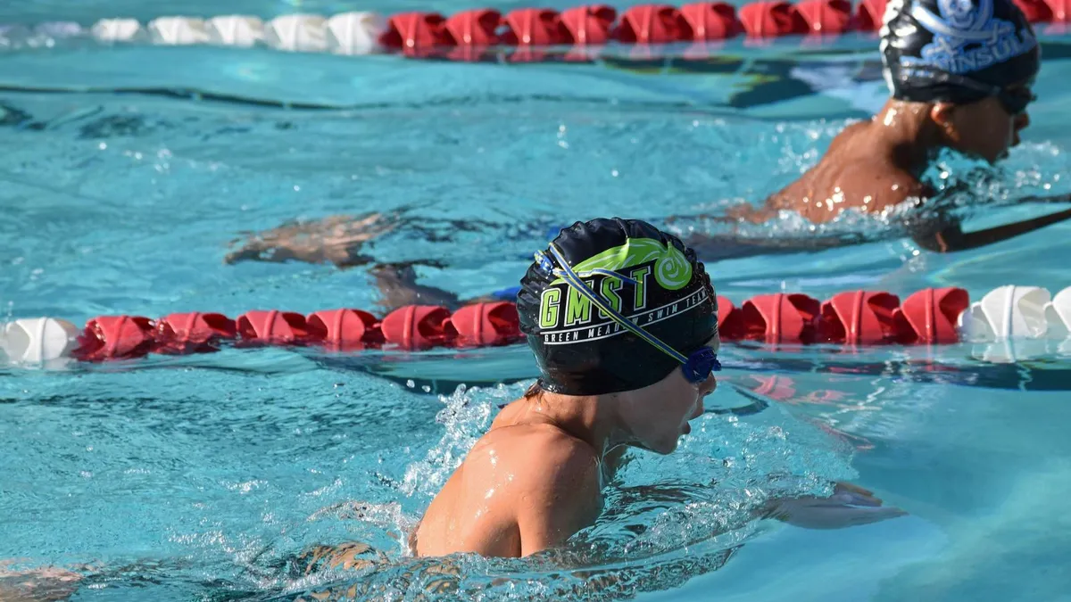 9 школ по обучению плаванию детей в Минске