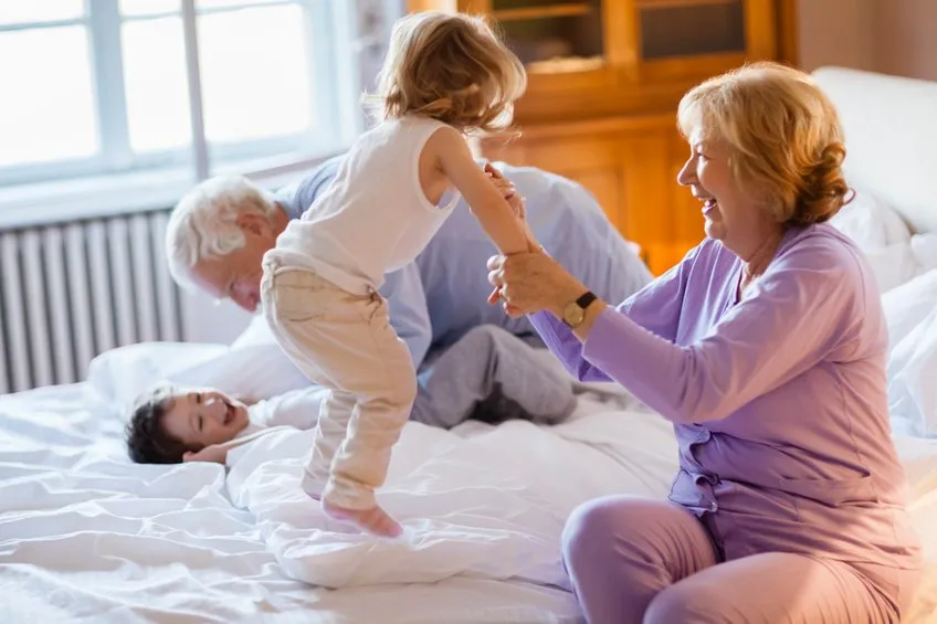 Должны ли бабушка и дедушка сидеть с внуками?