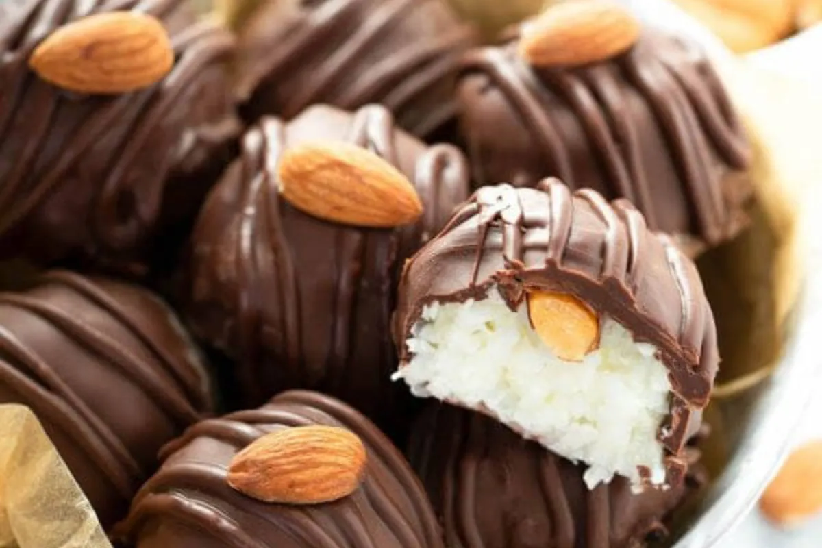 Кокосовые трюфели с миндалем и шоколадом: домашние конфеты за полчаса
