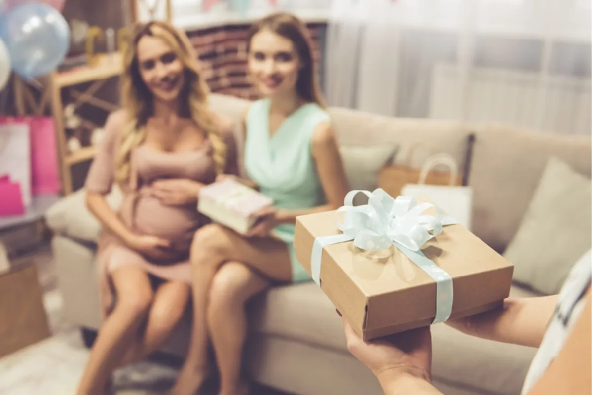Что подарить беременной подруге?