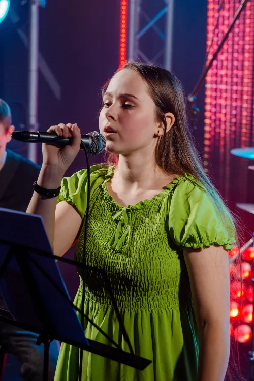 Где научиться петь и играть в Минске: обзор лучших музыкальных школ и школ вокала