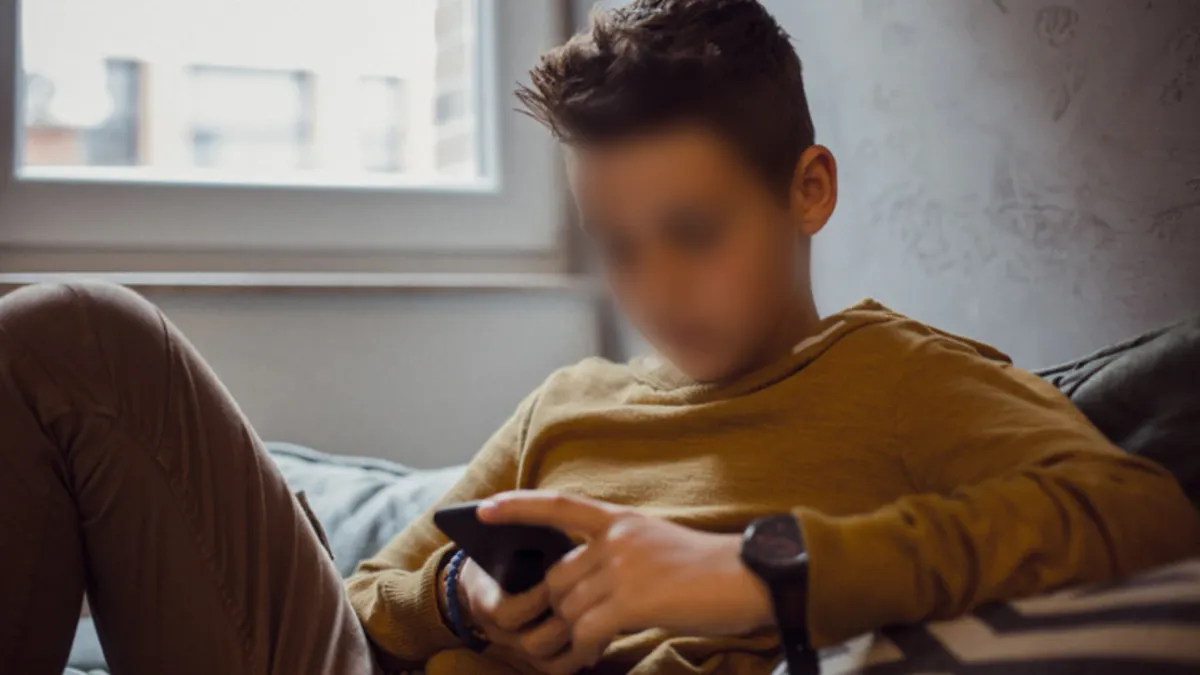 Мой ребенок смотрит фильмы для взрослых. Что делать?