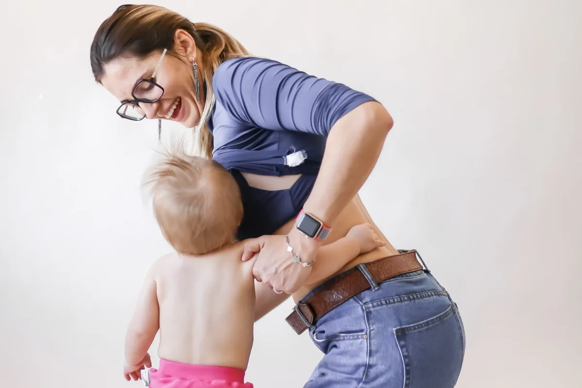 Ребенок трогает грудь: что с этим делать?