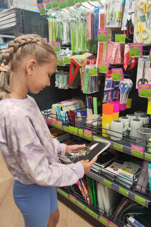 Как собрать ребёнка в школу и не разориться: совместный выбор покупок с ребенком в "Три цены"