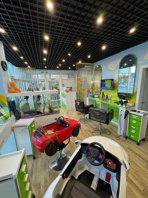 Стрижёмся всей семьей: 5 лучших детских парикмахерских в Минске, где позаботятся и о детях, и о родителях