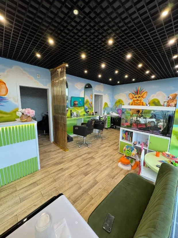 Стрижёмся всей семьей: 5 лучших детских парикмахерских в Минске, где позаботятся и о детях, и о родителях