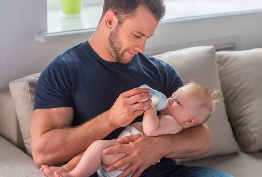 «Ты в декрете, значит это твоя обязанность»: психолог о том, как перестать делить родительство на «материнство» и «отцовство»