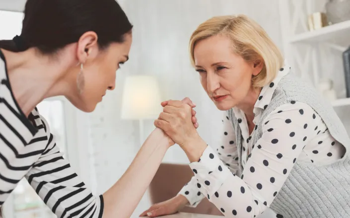 Ваша свекровь (или тёща) разрушает ваш брак, а вы этого не замечаете. О токсичных родственниках и необходимости выстраивать границы