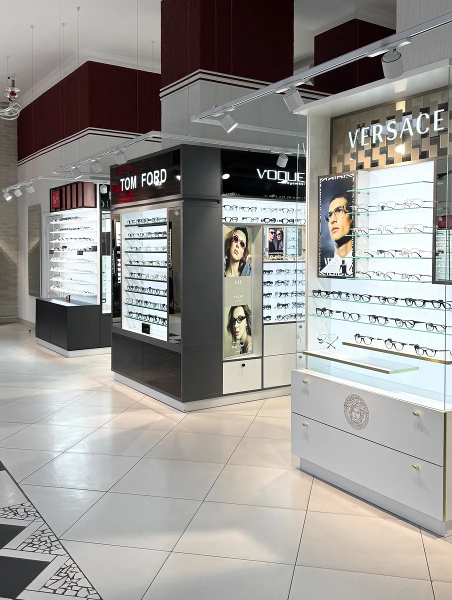 Видеть красиво: большой гид по лучшим оптикам Минска — где проверить зрение и подобрать идеальные очки