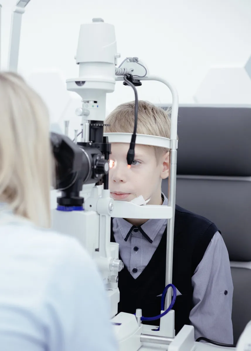 Видеть красиво: большой гид по лучшим оптикам Минска — где проверить зрение и подобрать идеальные очки