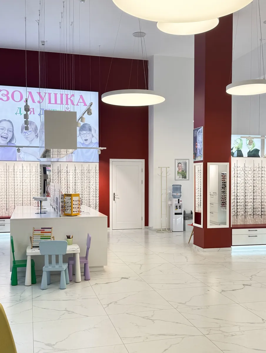 Видеть красиво: большой гид по лучшим оптикам Минска — где проверить зрение и подобрать идеальные очки