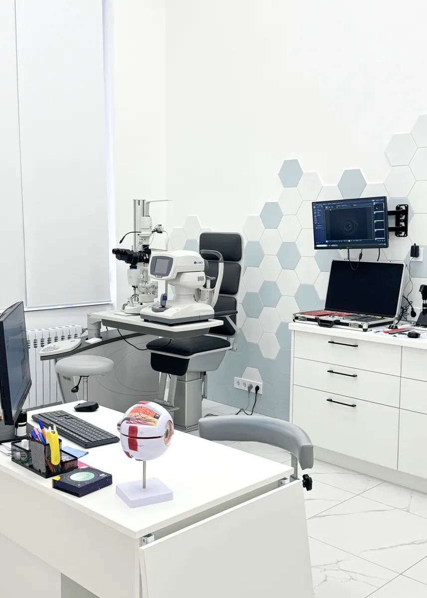 Видеть красиво: большой гид по лучшим оптикам Минска — где проверить зрение и подобрать идеальные очки