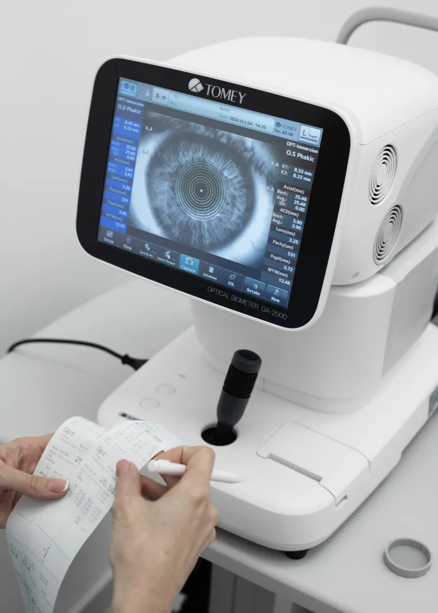 Видеть красиво: большой гид по лучшим оптикам Минска — где проверить зрение и подобрать идеальные очки