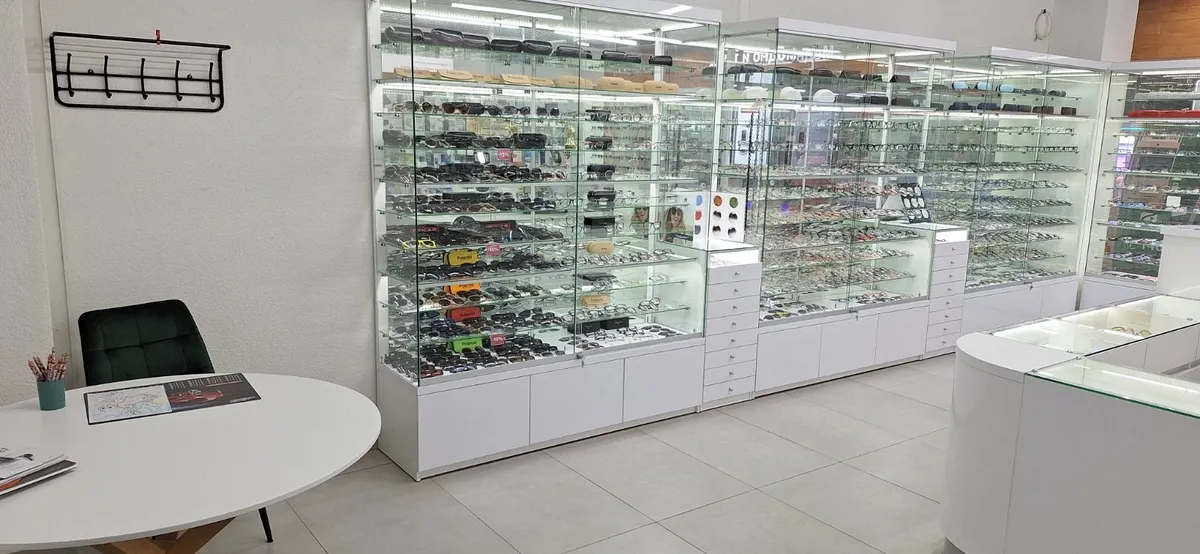 Видеть красиво: большой гид по лучшим оптикам Минска — где проверить зрение и подобрать идеальные очки