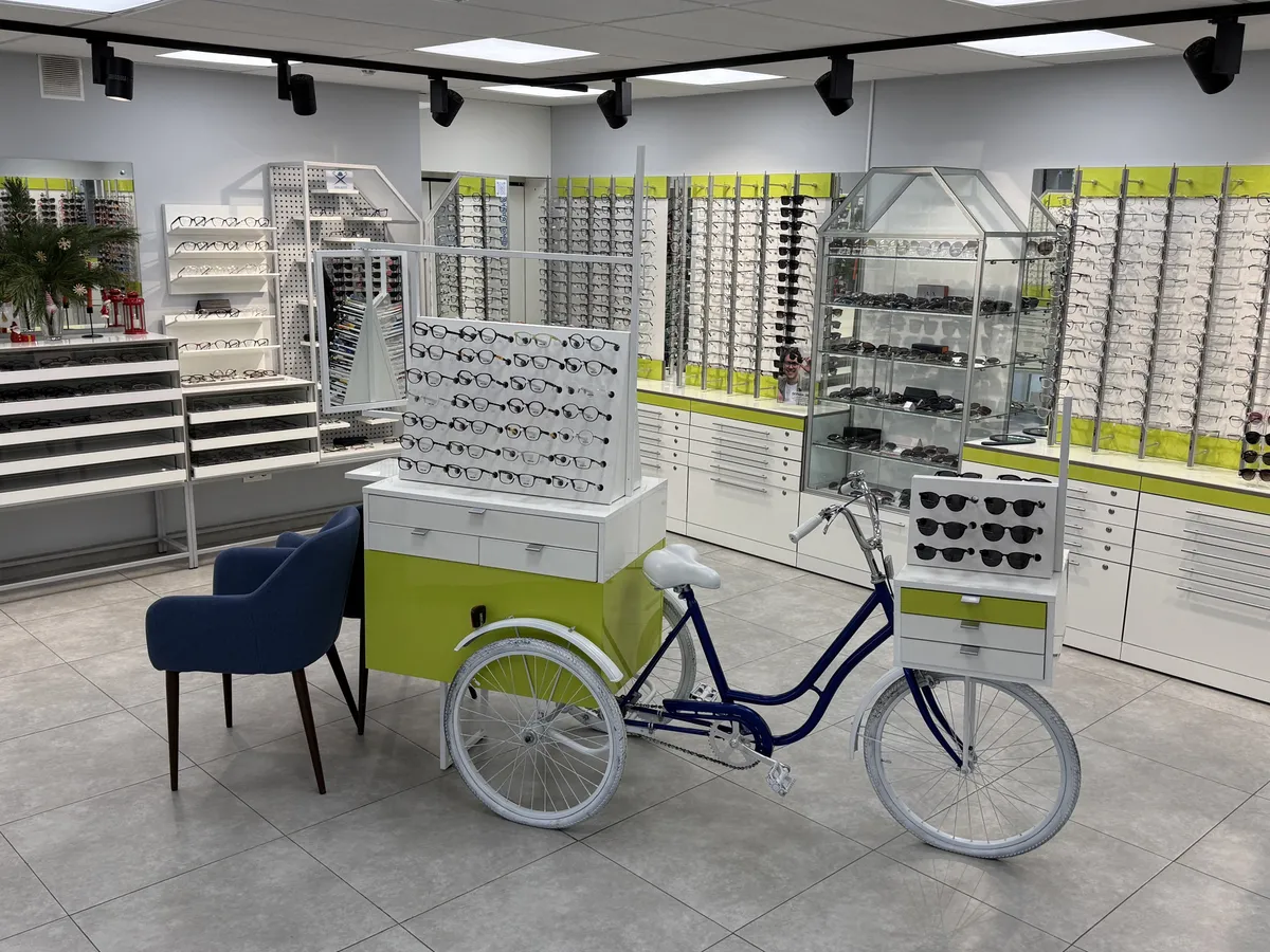 Видеть красиво: большой гид по лучшим оптикам Минска — где проверить зрение и подобрать идеальные очки