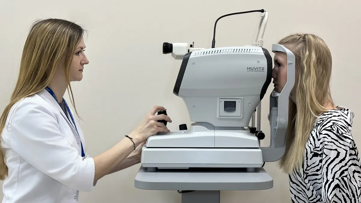 Видеть красиво: большой гид по лучшим оптикам Минска — где проверить зрение и подобрать идеальные очки