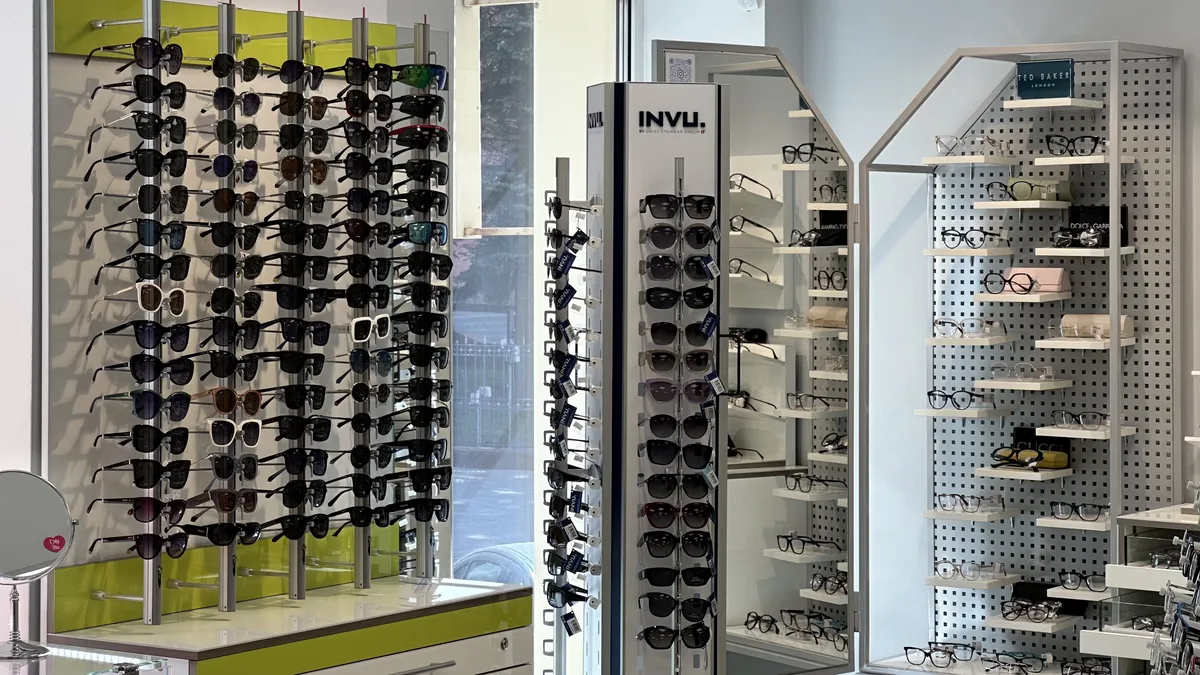 Видеть красиво: большой гид по лучшим оптикам Минска — где проверить зрение и подобрать идеальные очки