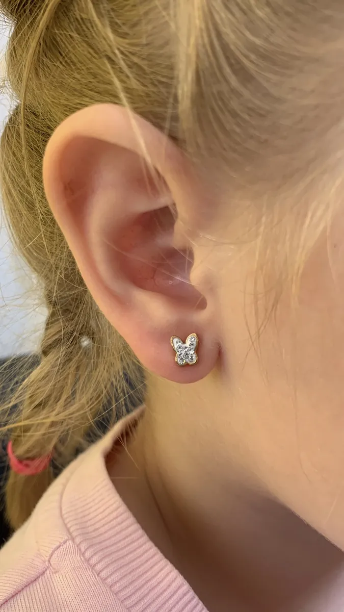 Где проколоть уши в Минске: 5 лучших салонов и медцентров