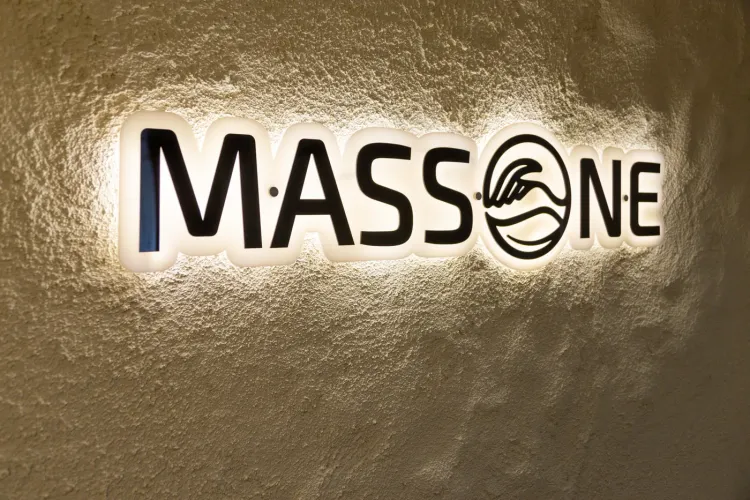 Вывеска Massone на фактурной стене