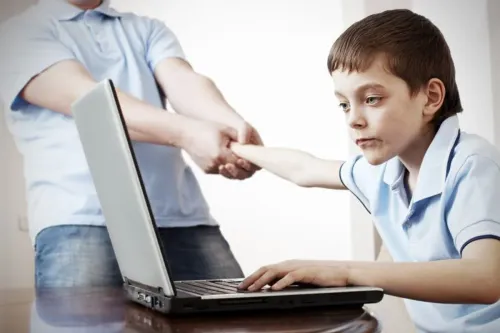 Кто авторитет: родители или интернет?