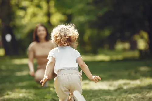 Дети 3–4 лет проходят около 18,5 тысячи шагов в день: данные по 44 странам