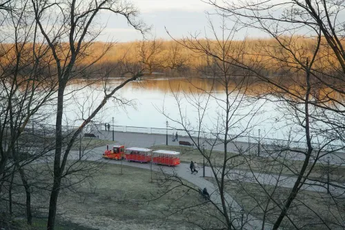 Прогулочный паровозик в осеннем парке на берегу Сожа в Гомеле