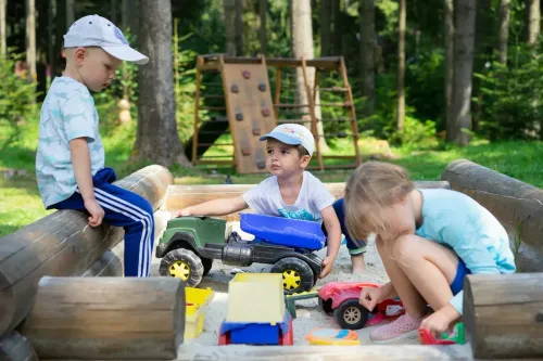 Чем чаще ребёнок 2–4 лет играет на улице, тем крепче психика к 8 годам — учёные