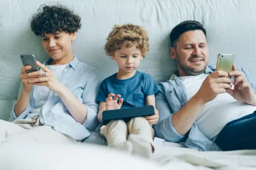 Родитель «в телефоне» — подросток чувствует себя лишним: что выяснили учёные