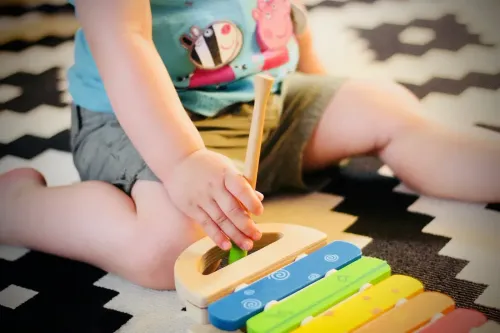 ЮНИСЕФ: каждый пятый малыш 2–4 лет не играет со взрослыми дома