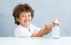 Использование санитайзеров опасно для детских глаз