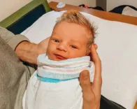 Малыш родился с роскошной золотистой шевелюрой как после укладки в салоне