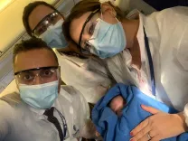 Женщина родила ребенка на борту самолета, который летел в Египет. Ей помогла другая пассажирка