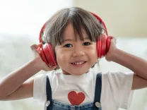 Ученые обеспокоены: дети и подростки могут потерять слух из-за наушников