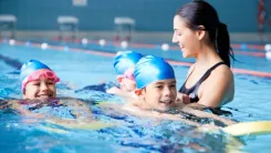 9 школ по обучению плаванию детей в Минске