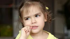 Ребенок грызет ногти: почему это вредно для детских зубов и как от этого отучиться