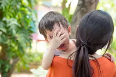 "Мой сын плачет, боится и не хочет идти в школу": советы психолога