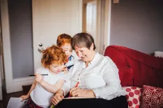 Должны ли бабушка и дедушка сидеть с внуками?