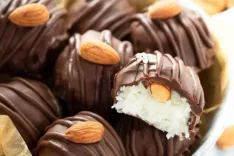 Кокосовые трюфели с миндалем и шоколадом: домашние конфеты за полчаса