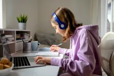 Научные исследования объясняют, почему дети учатся быстрее чем взрослые