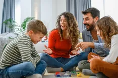 10 лучших настольных игр для семейных вечеров и дружеских посиделок: что почем и где купить