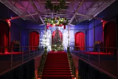 Километры гирлянд и игрушек. В Минске открыли Дом Рождества с гифт-кроссингом