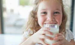 Коровье молоко: когда и как его вводить?