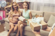 Что подарить беременной подруге?