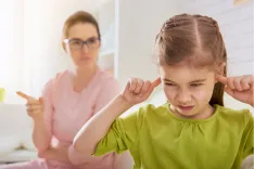 Почему ваш ребенок смеется, когда вы его ругаете?