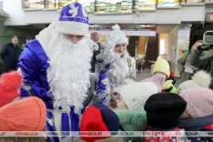 Дед Мороз со Снегурочкой поздравили пассажиров Минского метро