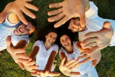 Для 74 % белорусов уходящий год был удачным: послушаем результаты опроса Института социологии НАН