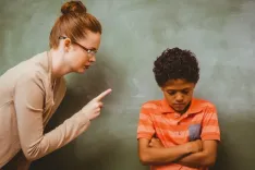 Учитель издевается над ребенком в школе: что вы можете сделать