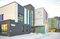 Динозавры, скалодром и арт-стены. В Новой Боровой построили детсад «ДиноСад»