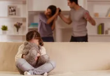 Когда мать становится жертвой жестокого обращения, как это влияет на ее детей?